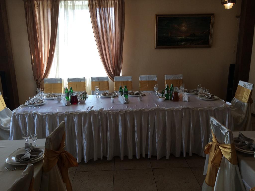 Hotel Grant Pesochin Esterno foto